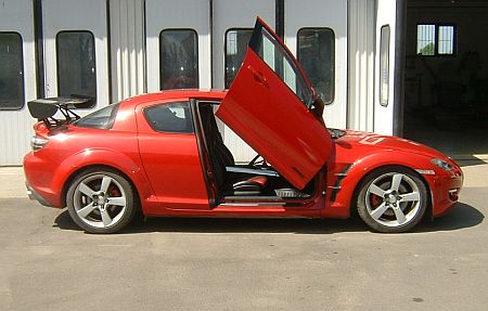 Mazda RX-8 Lambó stílusú ajtónyitással.