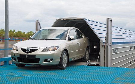 Éppen egy Mazda3 foglalja el helyét a vagonban a 9300 km-es út előtt.
