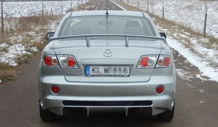 A Mazda6 hátuljára egy PKF Design lökhárító és ugyanettől a cégtől származó szárny került.