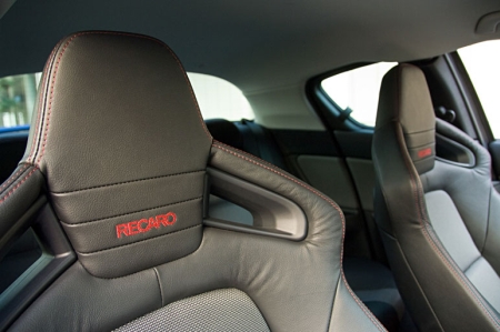 A korábbi harmadik generációs nagy elődnek, a Mazda RX-7 FD-nek is létezett RS különkiadása. A Recaro sportülések valószínűleg az új RX-8 esetében is RS kivitel sajátosság maradnak. 