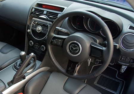 Új a Mazda RX-8 kormánykereke is.