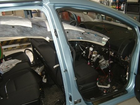 A tetőmonitor beszerelésének egy pillanata. A tetőmonitor beszerelésének egy pillanata.