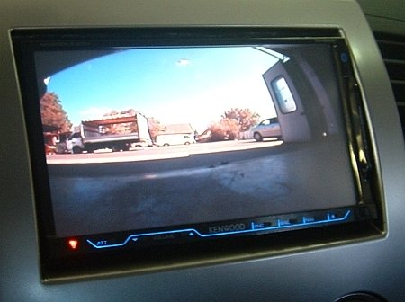 Itt éppen a tolatókamera képe látható a Kenwood kijelzőjén. Itt éppen a tolatókamera képe látható a Kenwood kijelzőjén.