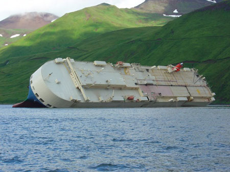 Az oldalára dőlt komphajó, Kanada partjainál. Az oldalára dőlt komphajó, Kanada partjainál.