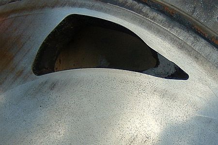 Oldalsó kipufogónyílás a Mazda 13B-MSP Renesis wankel motoron 100000 km után. Oldalsó kipufogónyílás a Mazda 13B-MSP Renesis wankel motoron 100000 km után.