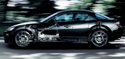 Az első tengely mögött elhelyezett, teljesítményéhez képest kicsi wankel motor és a hátsókerékhajtás ideális súlyelosztást képez a két tengely között. Az első tengely mögött elhelyezett, teljesítményéhez képest kicsi wankel motor és a hátsókerékhajtás ideális súlyelosztást képez a két tengely között.