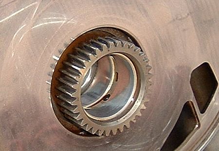 A kopott első excentrikus tengely csapágy. A kopott első excentrikus tengely csapágy.