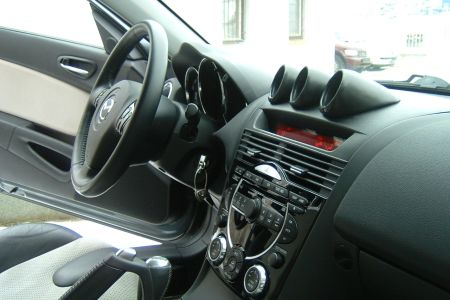 Motorolaj-nyomás, hőmérséklet, és vízhőmérséklet műszerek az RX-8 műszerfalán. Motorolaj-nyomás, hőmérséklet, és vízhőmérséklet műszerek az RX-8 műszerfalán.