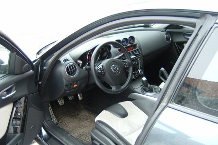 Motorolaj-nyomás, hőmérséklet, és vízhőmérséklet műszerek az RX-8 műszerfalán. Motorolaj-nyomás, hőmérséklet, és vízhőmérséklet műszerek az RX-8 műszerfalán.