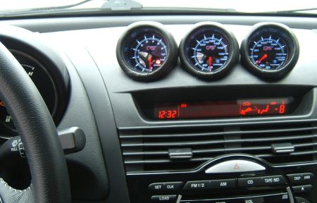 Utólagos műszerek a Mazda RX-8 műszerfalában. Utólagos műszerek a Mazda RX-8 műszerfalában.