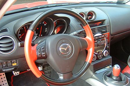 Az összerakott RX-8 műszerfal az új kijelzőkkel. Az összerakott RX-8 műszerfal az új kijelzőkkel.