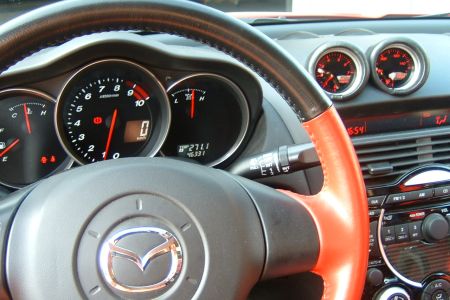 Mazda RX-8, olajnyomás és olajhőmérséklet műszerekkel. Mazda RX-8, olajnyomás és olajhőmérséklet műszerekkel.