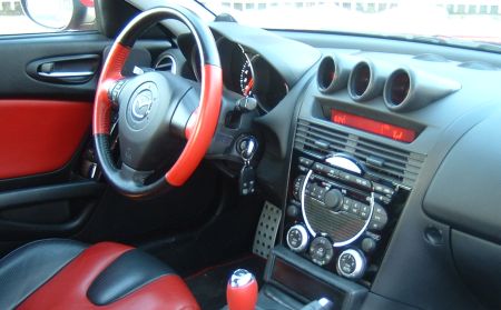 Motorolaj-nyomás, hőmérséklet, és vízhőmérséklet műszerek az RX-8 műszerfalán. Motorolaj-nyomás, hőmérséklet, és vízhőmérséklet műszerek az RX-8 műszerfalán.