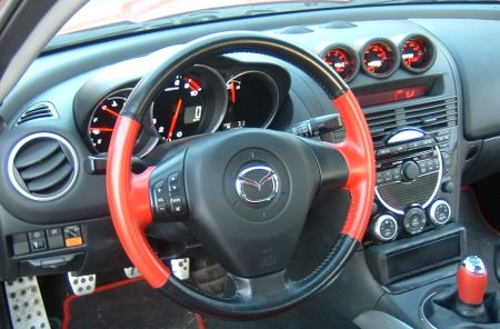 Motorolaj-nyomás, hőmérséklet, és vízhőmérséklet műszerek az RX-8 műszerfalán. Motorolaj-nyomás, hőmérséklet, és vízhőmérséklet műszerek az RX-8 műszerfalán.