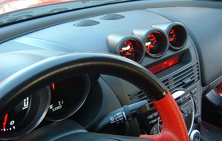 Motorolaj-nyomás, hőmérséklet, és vízhőmérséklet műszerek az RX-8 műszerfalán. Motorolaj-nyomás, hőmérséklet, és vízhőmérséklet műszerek az RX-8 műszerfalán.