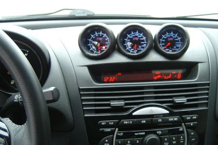 Motorolaj-nyomás, hőmérséklet, és vízhőmérséklet műszerek az RX-8 műszerfalán. Motorolaj-nyomás, hőmérséklet, és vízhőmérséklet műszerek az RX-8 műszerfalán.